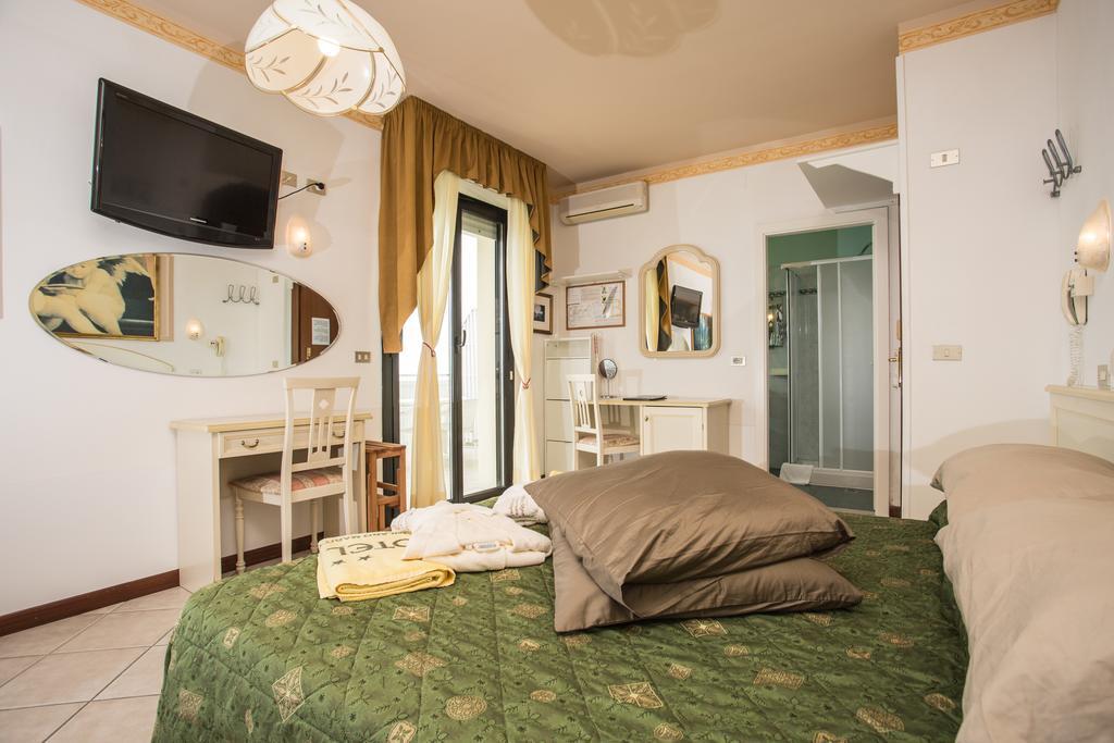 Hotel Byron Μιλάνο Μαριτίμα Εξωτερικό φωτογραφία